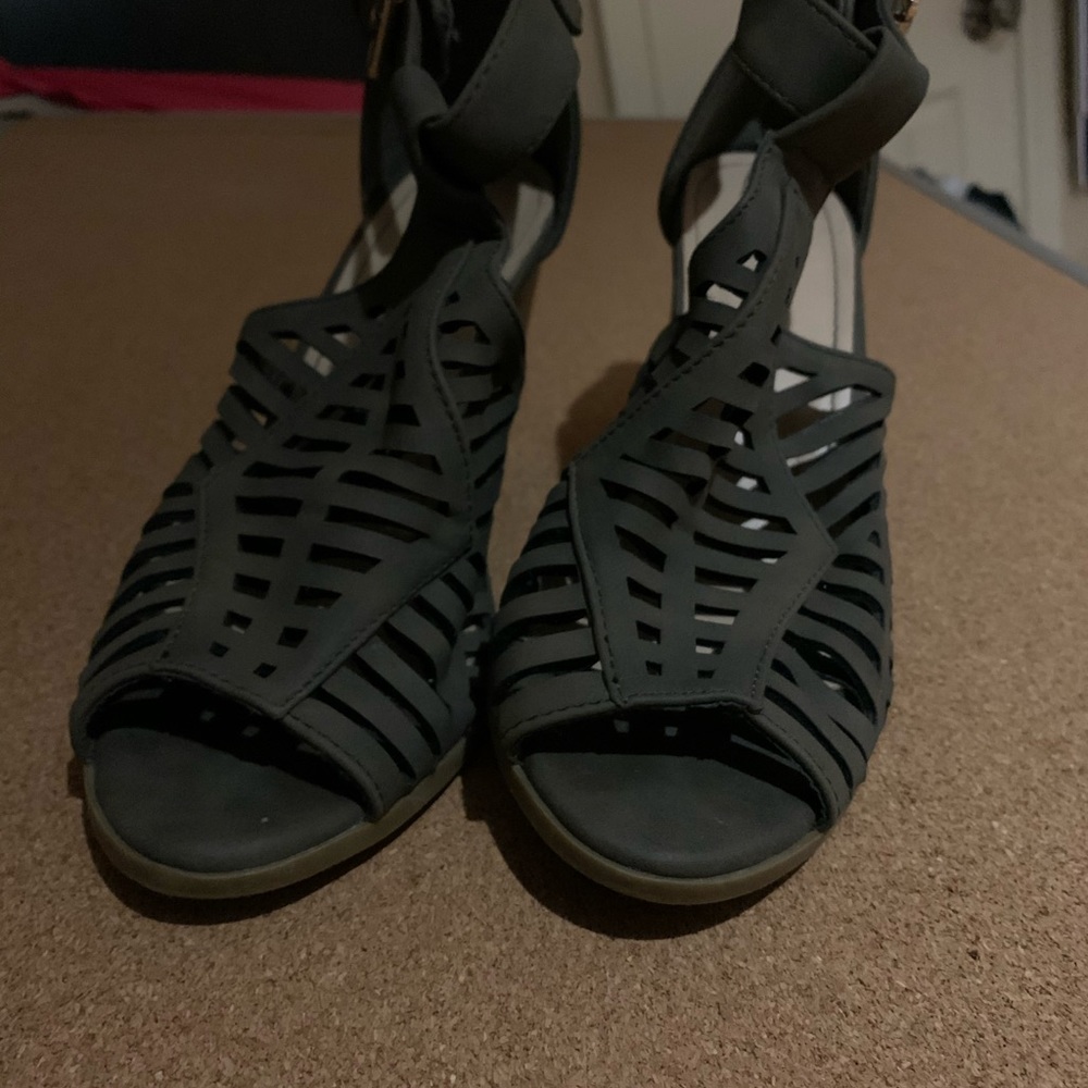 Heels - Picture 4 of 4